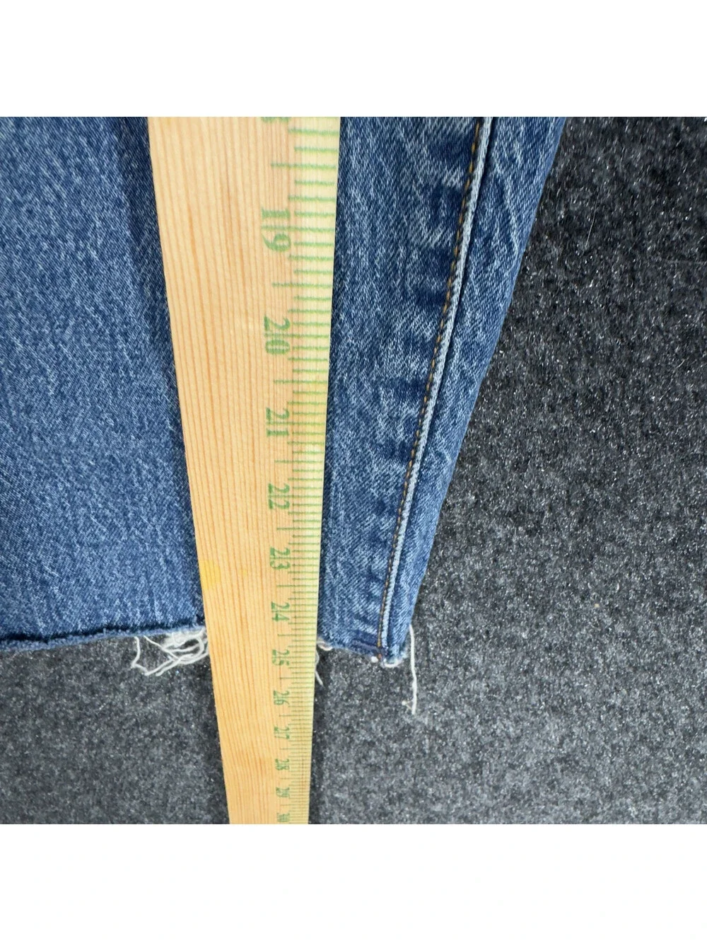 New Universal Thread Jeans Women 14 Blue Denim Medium Wash Distressed Cut Off